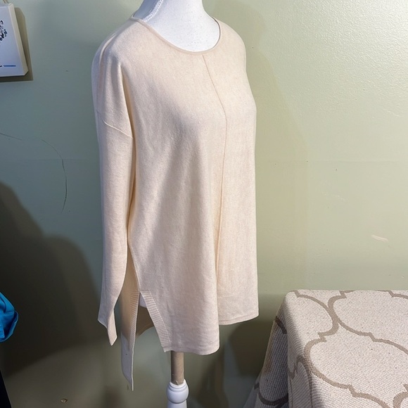 Kerisma Elegant Cream Mercerized wool blend lightweight high low sweater, M/L - Picture 5 of 17
